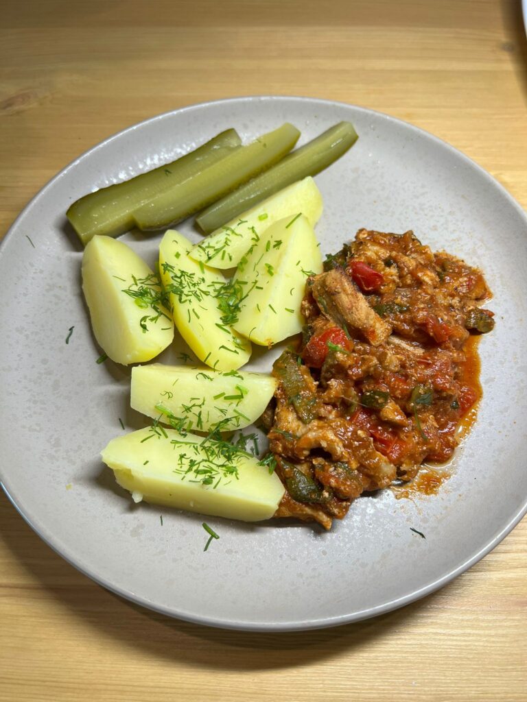 #24 – Kartulid sealiha-köögivilja kastmega