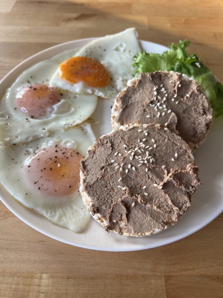 #83 – Riisigaletid maksapasteedi ja munaga