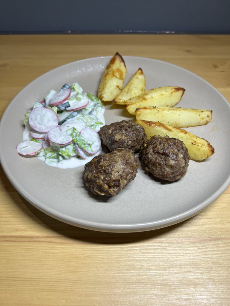 #68 – Veisehakkliha kotletid ahjukartuliga